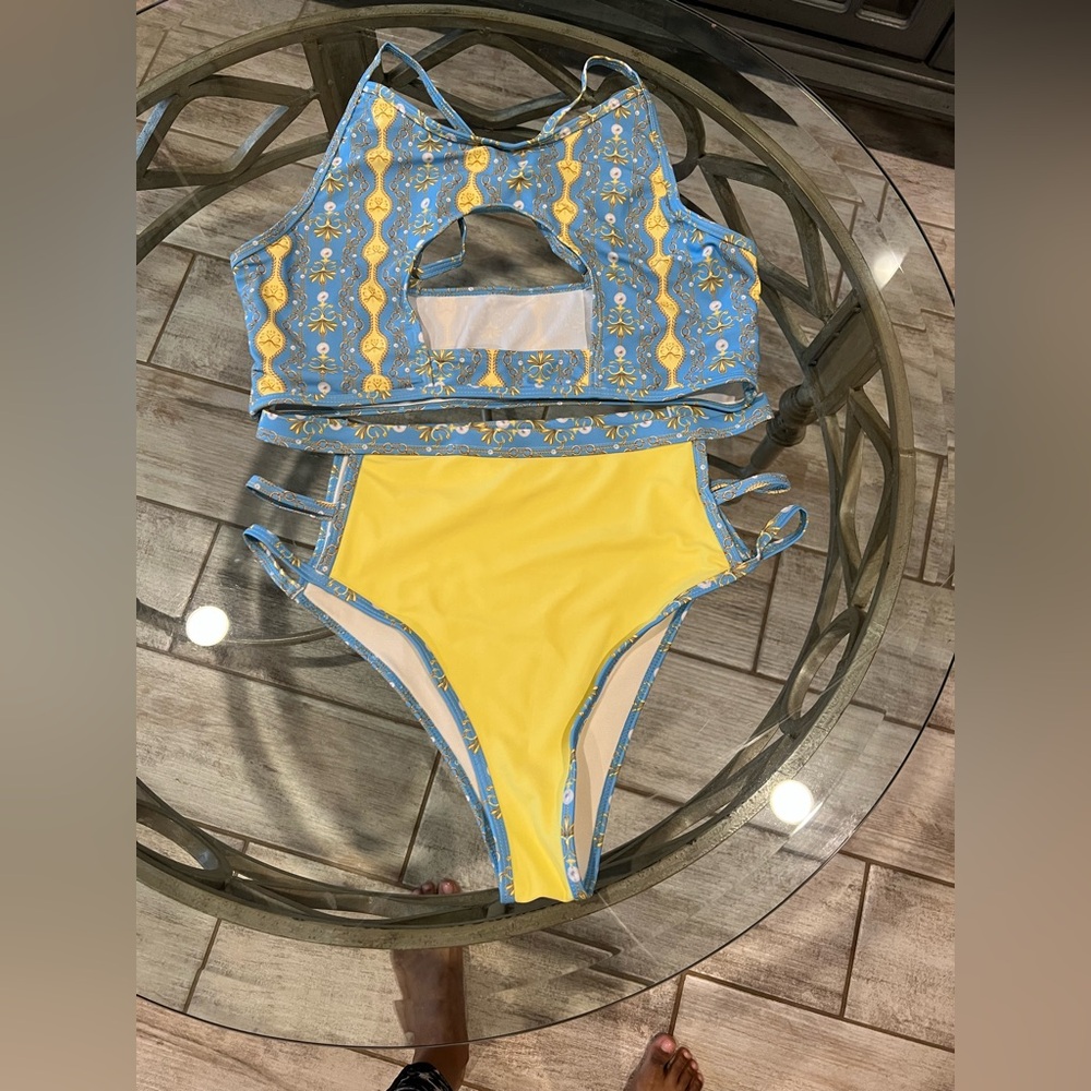 Blue and Yellow Women’s Two Piece Swim Set Size 2XL